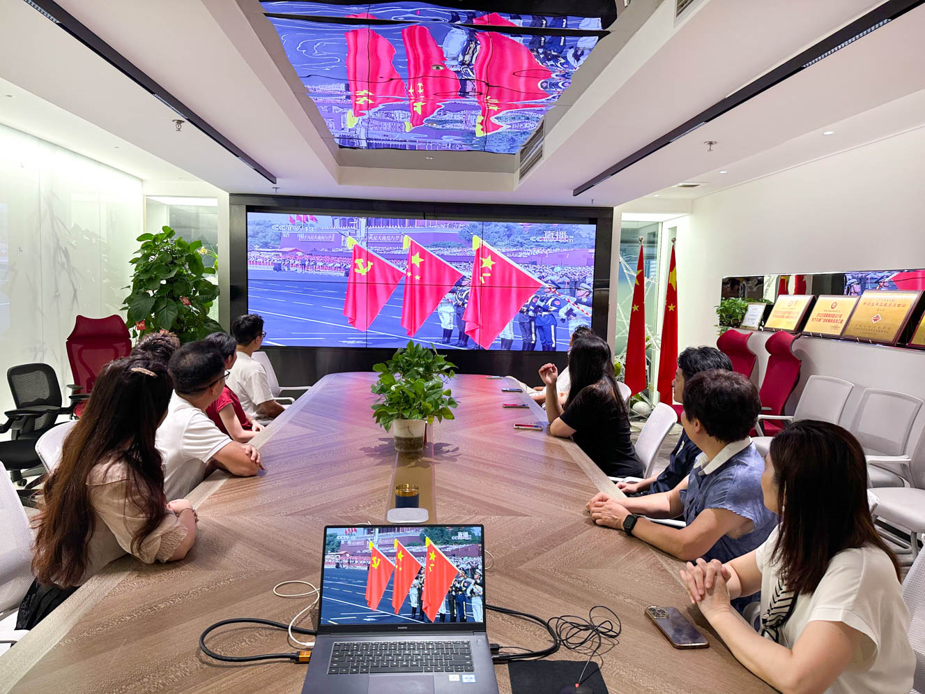 马博(中国)装饰党支部组织党员观看九三阅兵仪式